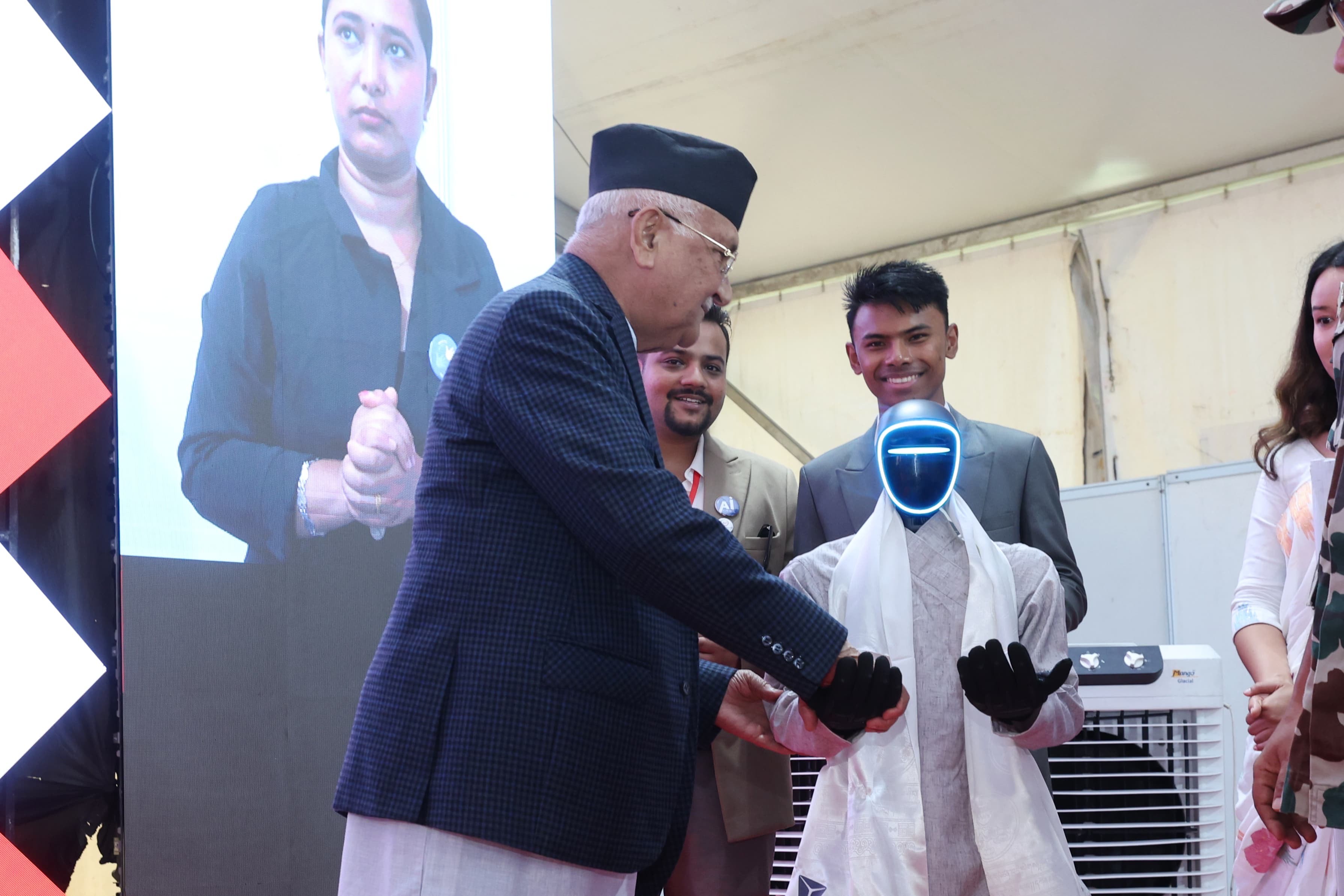 नेपालमा लगानी र काम गर्न बाधा छैन : प्रधानमन्त्री Photo 1